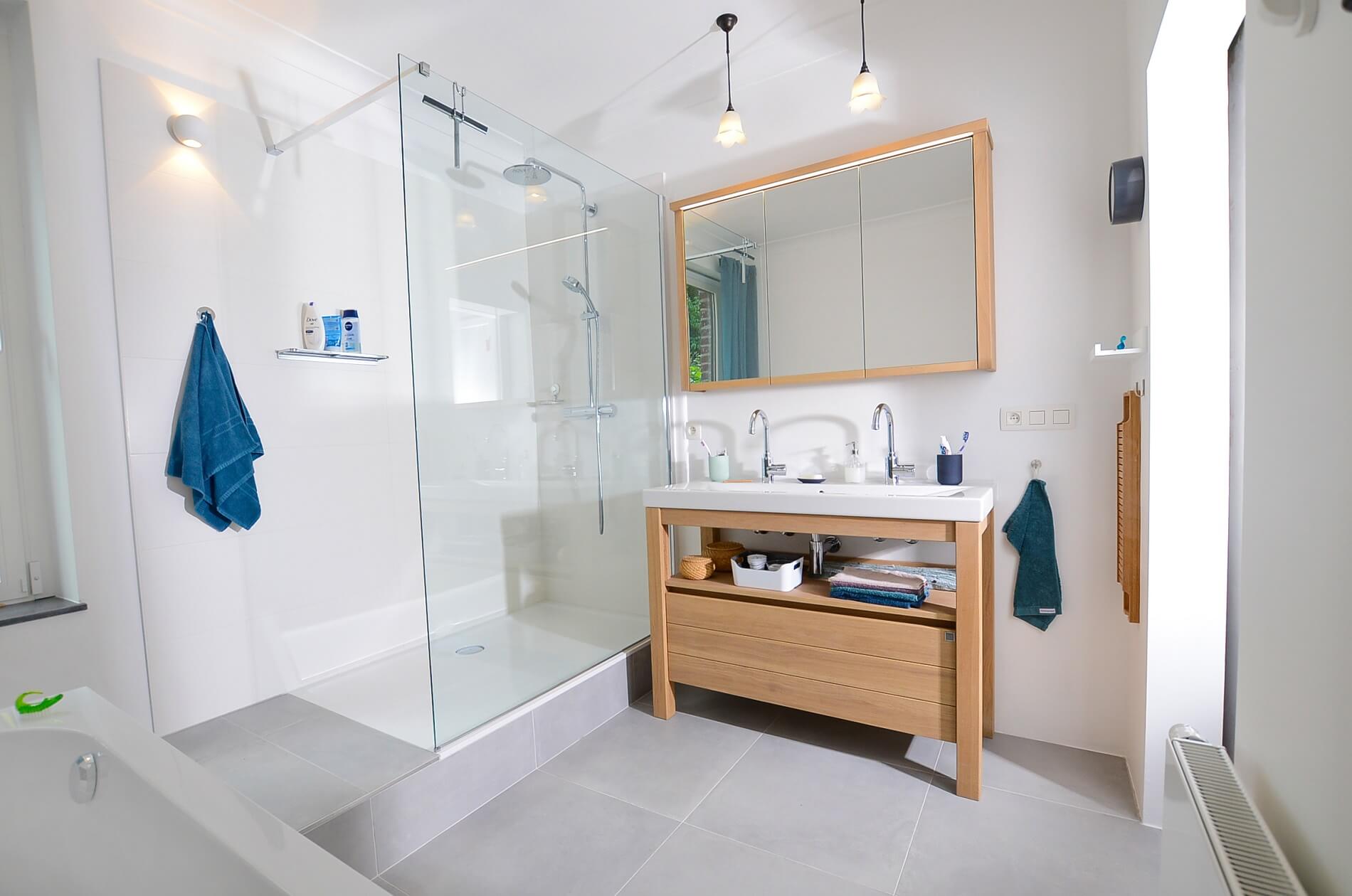 Salle de bain complète avec douche et baignoire